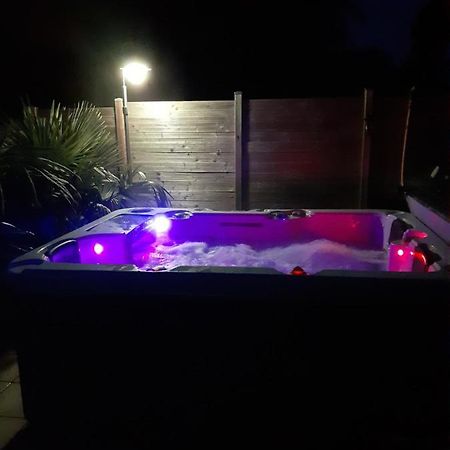 Chambre Au Nuit Etoile Et Jacuzzi Prive Panzió Pleuven Kültér fotó