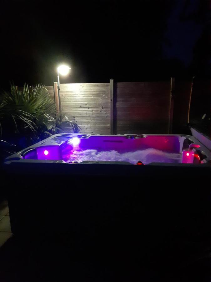 Chambre Au Nuit Etoile Et Jacuzzi Prive Panzió Pleuven Kültér fotó